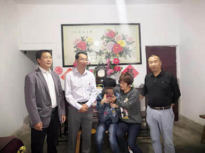 主題教育正當(dāng)時(shí) 志愿服務(wù)暖民心——區(qū)城建投公司黨支部開(kāi)展志愿服務(wù)、點(diǎn)亮“微心愿”黨日活動(dòng)