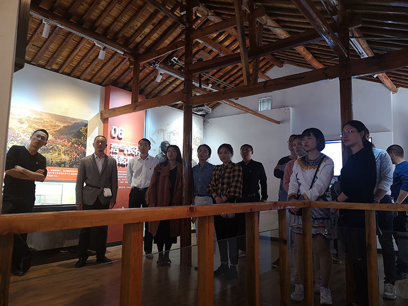 區(qū)城建投黨支部開(kāi)展革命傳統(tǒng)教育“緬懷先烈、重溫誓詞”主題黨日活動(dòng)