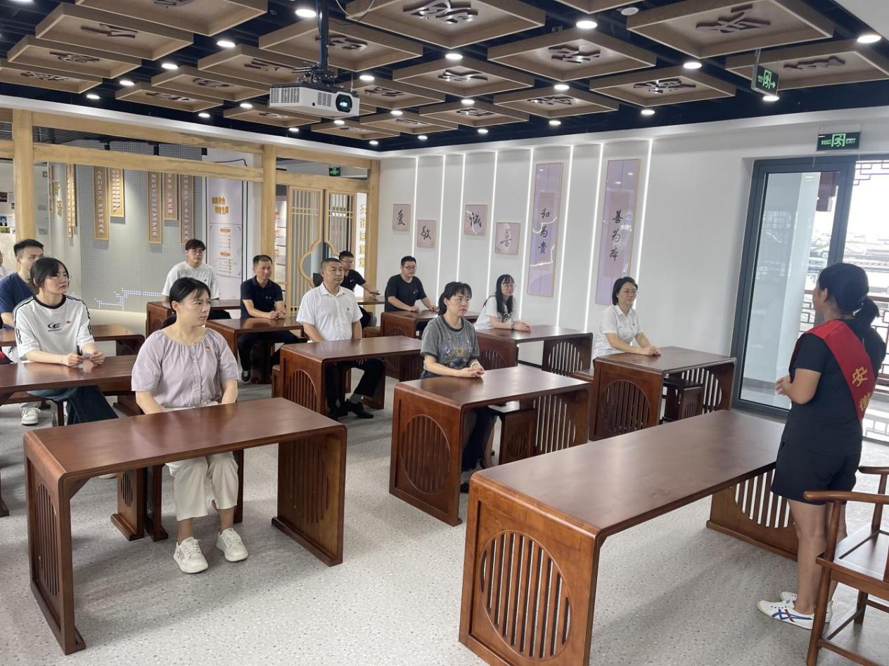見賢思齊學(xué)楷模，崇德向善做好人——區(qū)國投集團(tuán)黨委開展8月份主題黨日活動
